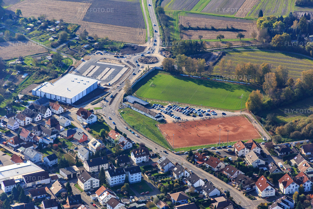 Luftbild: Fußballspiel des SV Hagenbach auf dem Hartplatz beim REWE in Hagenbach im Bundesland Rheinland-Pfalz in Deutschland. Foto: IMG_075782.jpg vom 02.11.2014 durch Werner Riehm/FLY-FOTO.deWWW.SV-HAGENBACH.DE