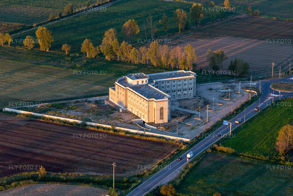 Vue aérienne: Vue de la ville à Caravaggio dans le département Bergamo, Italie. Photo: IMG_134435.jpg prise le 19/09/2022 par Werner Riehm/FLY-FOTO.euRésolution de l'original: 5472 x 3648 px
