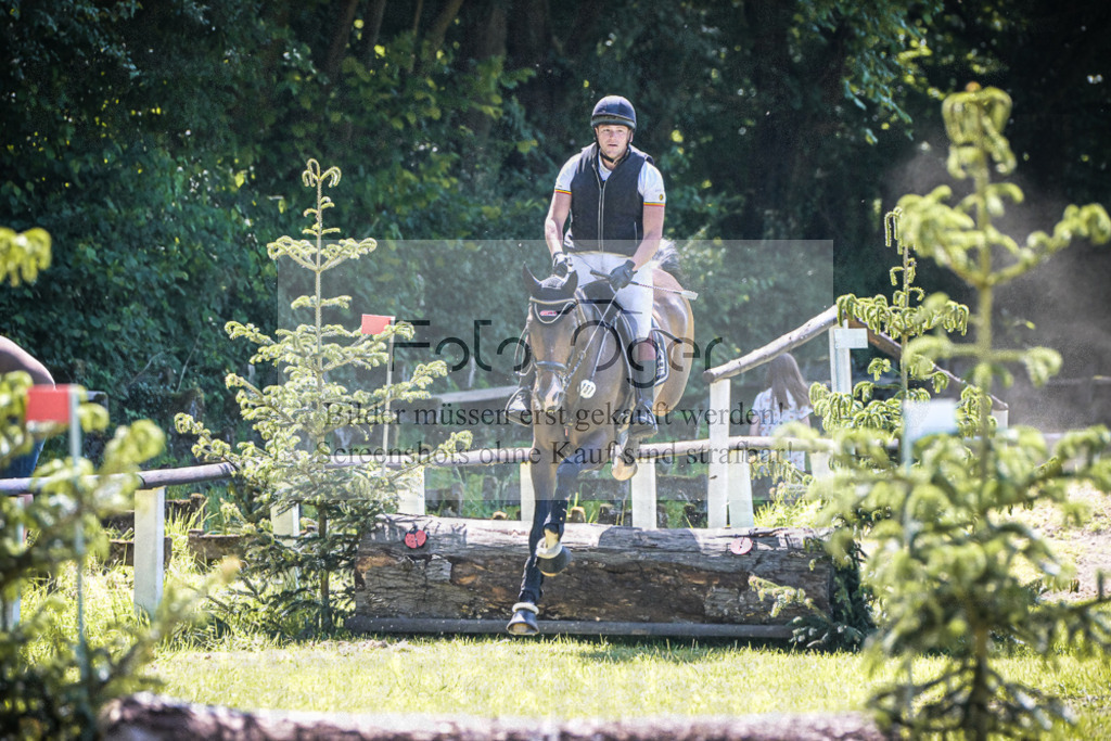 DOS_4387 | Entdecke hochwertige Reitturnierfotos von Foto Oger. Professionell, emotional und authentisch – jetzt Lieblingsmomente im Shop bestellen.Deutschlandweite Turnierfotografie. - Realisiert mit Pictrs.com