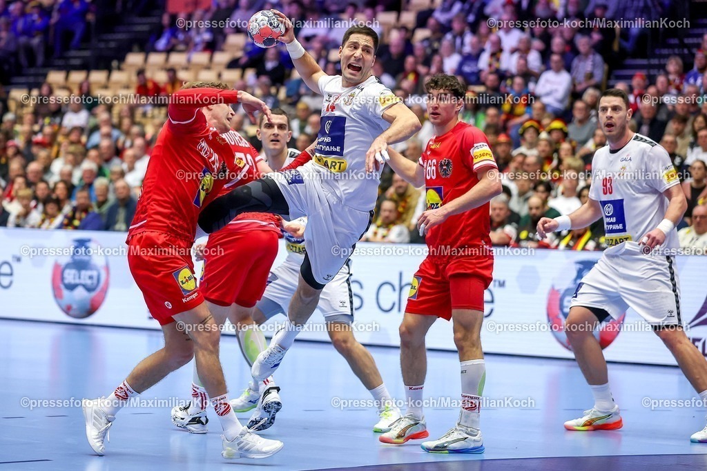 EHF19012601020 | 19.01.2026, Handball, Men's EHF EURO 2026, Österreich - Serbien, Jyske Bank Boxen in Herning, Dänemark, Preliminary Round:  Lazar Kukic (Serbien #24) im Zweikampf gegen   Sebastian Frimmel (Austria #20)  Elias Kofler (Austria #66) 