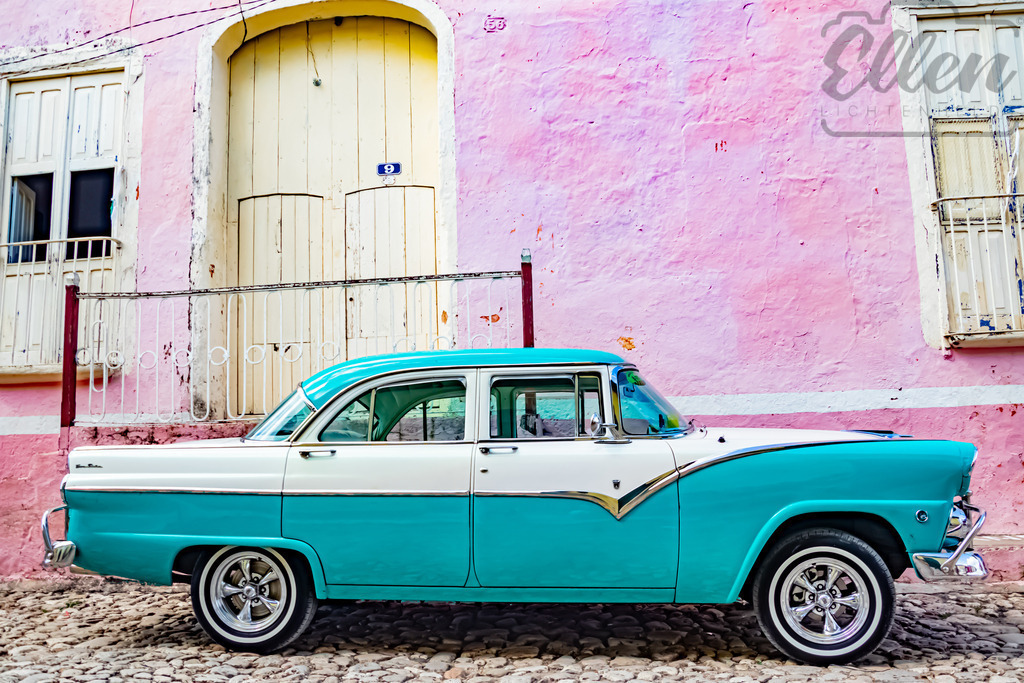 Cuban Pastels | A turquoise vintage car parked against a faded pink wall in Trinidad, Cuba — a scene painted in sun and time. Every color tells a story of charm, nostalgia, and island rhythm. - Realisiert mit Pictrs.com