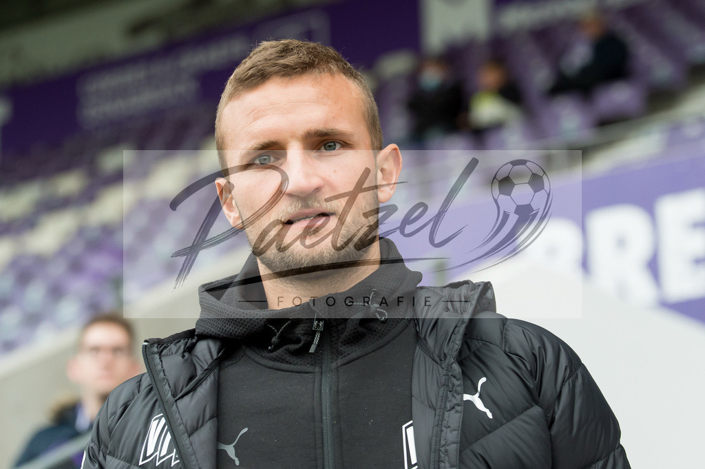 OSNTSV20211106_013 | Fussball, Herren: Timo Beermann (VfL Osnabrueck) schaut bei dem Spiel der 3. Liga zwischen VfL Osnabrueck und TSV 1860 Muenchen im Stadion an der Bremer Bruecke am 06.11.2021 in Osnanbrueck, Deutschland.DFB / DFL REGULATIONS PROHIBIT ANY USE OF PHOTOGRAPHS AS IMAGE SEQUENCES AND/OR QUASI-VIDEO. - Realisiert mit Pictrs.com