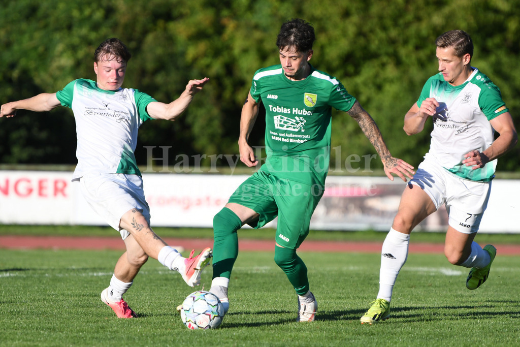 SpVgg GW Deggendorf SpVgg GW Deggendorf : TSV Karpfham | li. Laurin Hübscher (SpVgg GW Deggendorf #10) und re Roman Artemuk (SpVgg GW Deggendorf #7) gegen Jonas Höglberger (TSV Karpfham) - Realisiert mit Pictrs.com
