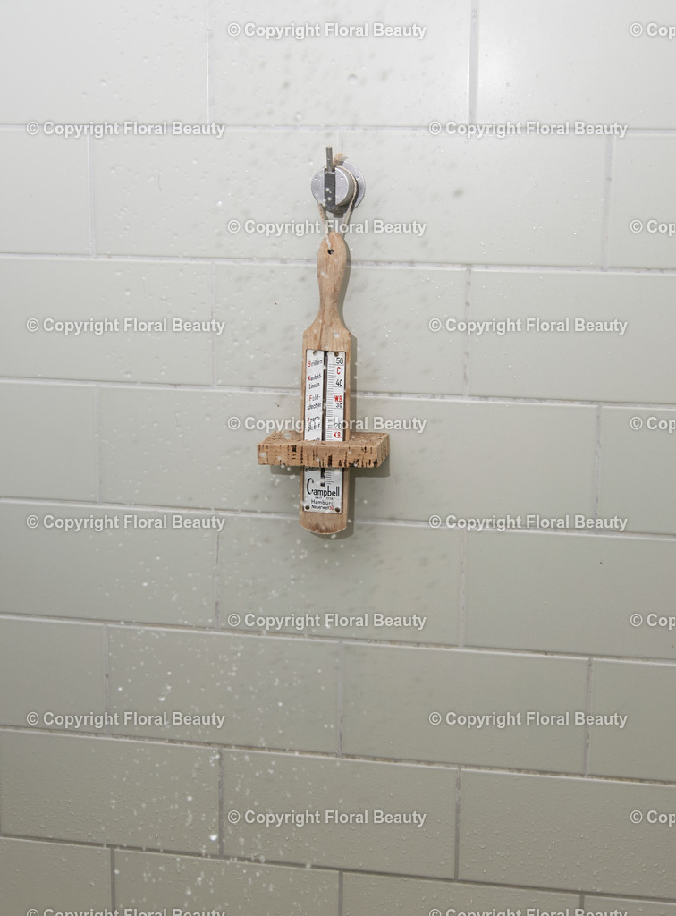 Thermomether im Bad | Thermometer in Dusche mit Wassertropfen - Realisiert mit Pictrs.com