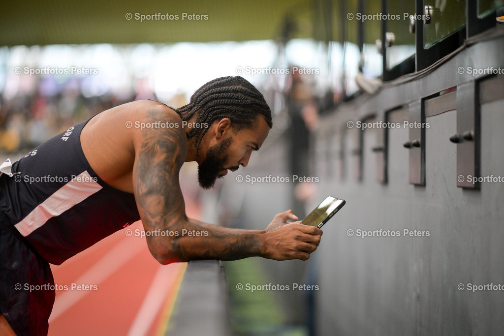 DM Halle 2026_Samstag-154 | 28.02.2026, xkaix, Leichtathletik Deutsche Meisterschaften Halle 2026,  v.l. Bo Kanda Lita Baehre (Düsseldorf Athletics) in der Analyse - Realisiert mit Pictrs.com