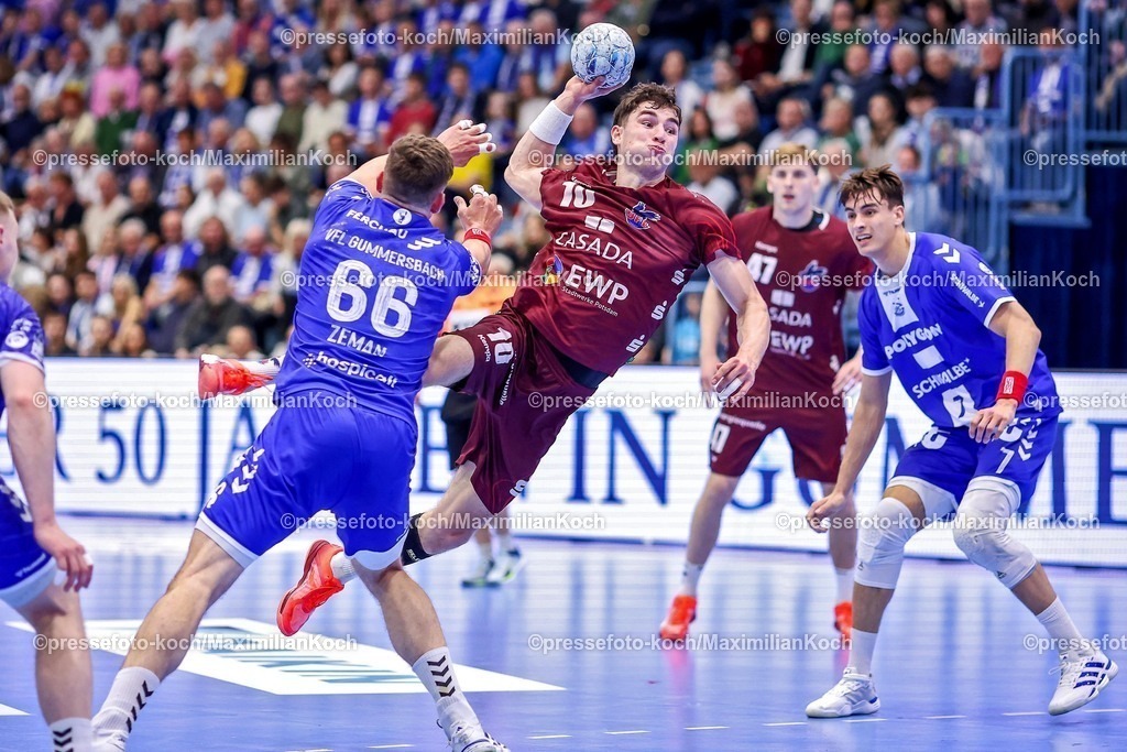 Gum25042501017 | 25.04.2025, Handball, HBL, VfL Gummersbach - 1. VfL Potsdam, Schwalbe-Arena: Elias Kofler (VfL Potsdam #10) gegen Stepan Zeman (GUM #66) und Julian Köster (GUM #7) 