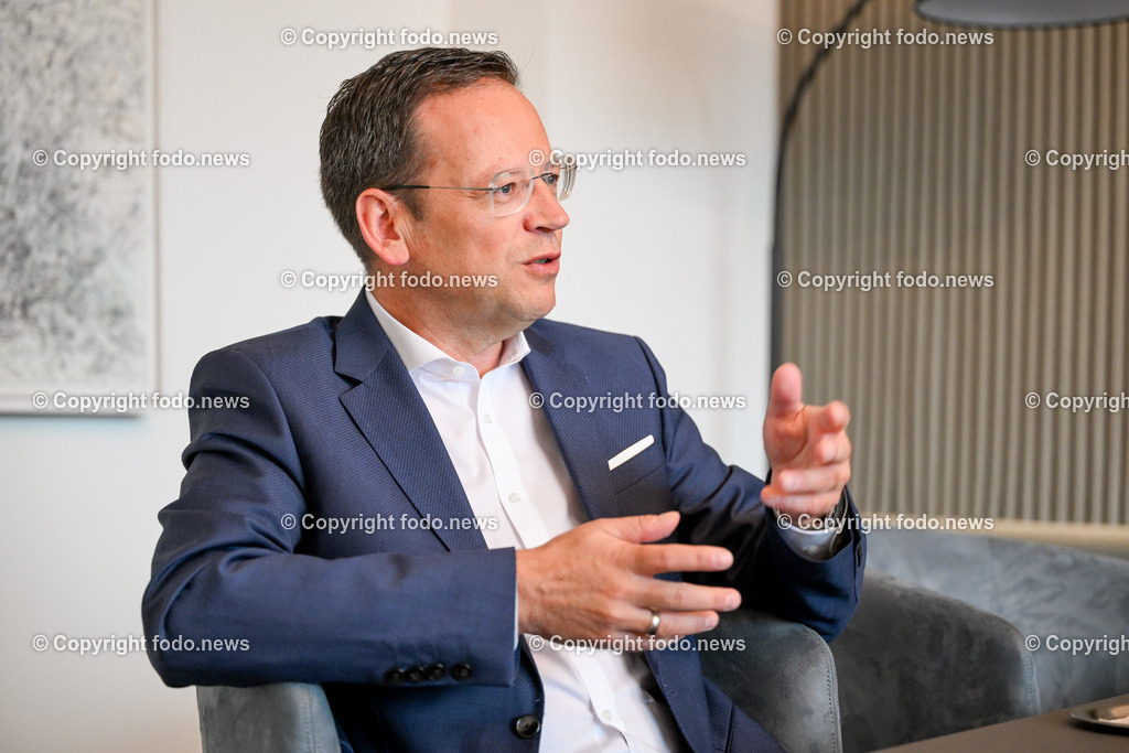 Klaus Kumpfmueller (Vorstandsvorsitzender der Hypo Oberoesterreich)_ 16.04.2024-14 | 16.04.2024, Linz, AUT, Hypo Oberoesterreich, Linz, im Bild Klaus Kumpfmueller (Vorstandsvorsitzender der Hypo Oberoesterreich)