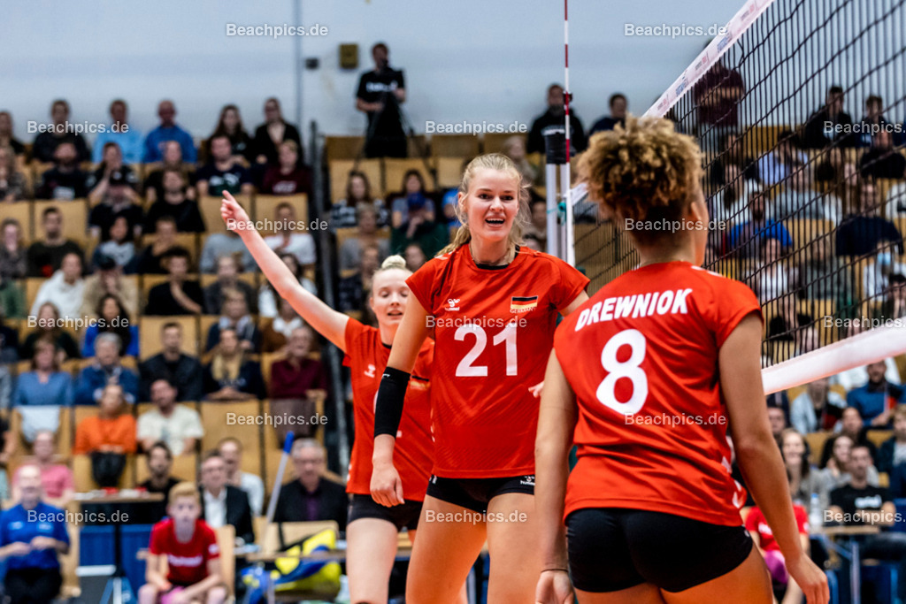 2022-00063391-Testspiel-Deutschland-Brasilien | Jubel Camilla WEITZEL #21 (Mittelblock) GER, 17.09.2022; Berlin Foto: Gerold Rebsch - www.beachpics.de
