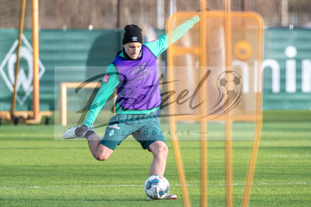 20200218_TRASVW_0081 | Fussball, Herren: Maximilian Eggestein (Werder Bremen) in Aktion, am Ball, Einzelaktion waehrend der Trainingseinheit des SV Werder Bremen auf dem wohninvest Weserstadion Trainingsplatz am 18.02.2020 in Bremen, Deutschland. - Realisiert mit Pictrs.com