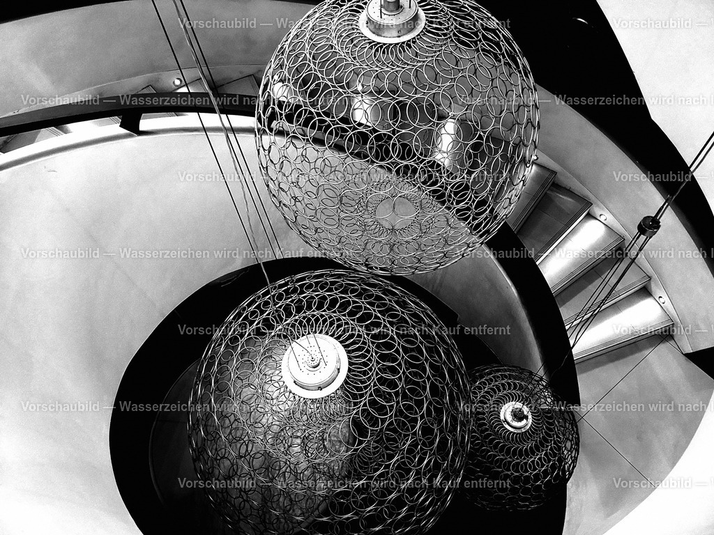 Treppenleuchten | online Fotogalerie mit schwarz-weiß Fotografien und Shop für zeitlose  Poster und Leinwände in stilvollem schwarz weiß  - Realisiert mit Pictrs.com