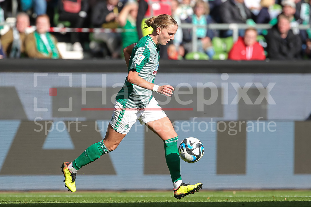 Fussball, Google Pixel Frauen-Bundesliga, SV Werder Bremen - 1. FC Köln | v.li.: Lina Hausicke (SV Werder Bremen, 18) am Ball, Freisteller, Einzelbild, Ganzkörper, Aktion, Action, Spielszene, DIE DFB-RICHTLINIEN UNTERSAGEN JEGLICHE NUTZUNG VON FOTOS ALS SEQUENZBILDER UND/ODER VIDEOÄHNLICHE FOTOSTRECKEN. DFB REGULATIONS PROHIBIT ANY USE OF PHOTOGRAPHS AS IMAGE SEQUENCES AND/OR QUASI-VIDEO.