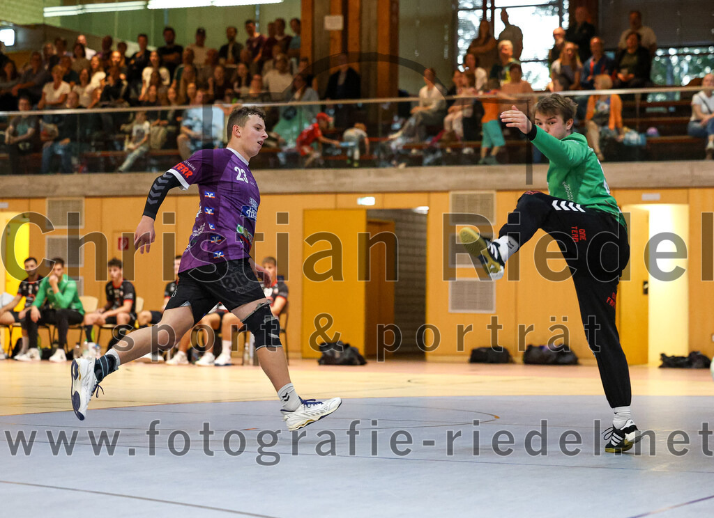 2024-09-21_094_SpVgg_Altenerding_gegen_TSV_1861_Mainburg | Erding, Deutschland, 21.09.2024:Handball, Bezirksoberliga Männer 2024 / 2025, 1. Spieltag, SpVgg Altenerding gegen TSV 1861 Mainburg, Endergebnis: 36:20Moritz Sturm (SpVgg Altenerding, #23), Torwart Michael Piele (TSV 1861 Mainburg, #16)Foto: Christian Riedel / fotografie-riedel.net