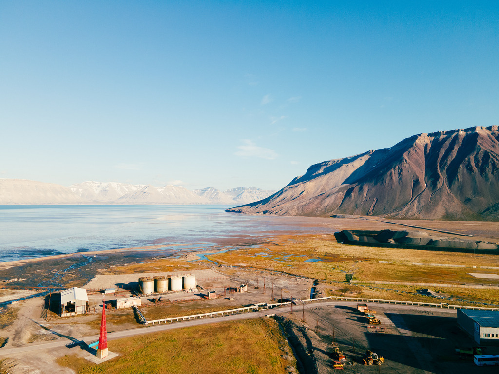 Pyramiden-auf-Spitzbergen-aus-der-Luft 02 - URBANISTER | Durch die Stadt gehen, als wohnte man woanders. Fotografie, subjektiver Urbanismus und aktiver Müßiggang. - Realisiert mit Pictrs.com