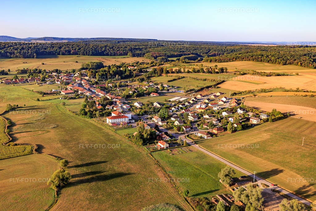 Aerial view: View of the town from the north in Mandres-sur-Vair in the state Vosges, France. – Photo: IMG_118434.jpg taken on 09/16/2019 by Werner Riehm/FLY-FOTO.com – Resolution of the original: 5344 x 3563 px