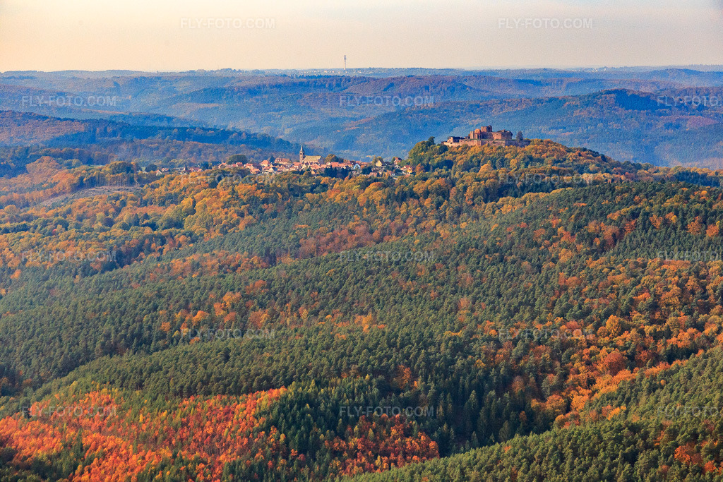 Aerial view: Village view in the forest of the Northern Vosges Mountains with castle Lichtenberg in Lichtenberg in the state Bas-Rhin, France. – Photo: IMG_084810.jpg taken on 10/24/2015 by Werner Riehm/FLY-FOTO.com – Resolution of the original: 5472 x 3648 px – Visiter le château de Lichtenberg dans les Vosges du Nord - Alsace