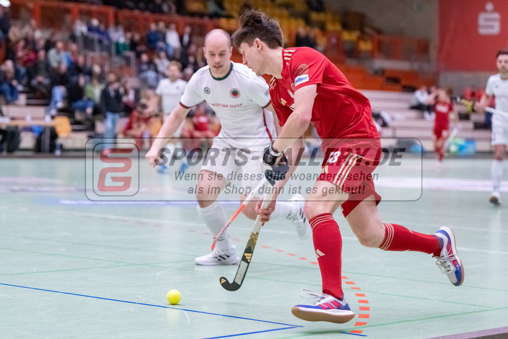 HK_20241214_100296 | 1. Bundesliga Halle Herren Crefelder HTC - Rot-Weiss Köln am 14.12.2024 Halle Glockenpitz, Krefeld , Jonathan Ehling ( Crefelder HTC #1 ) , Maximilian Siegburg ( Rot-Weiss Köln #18 )