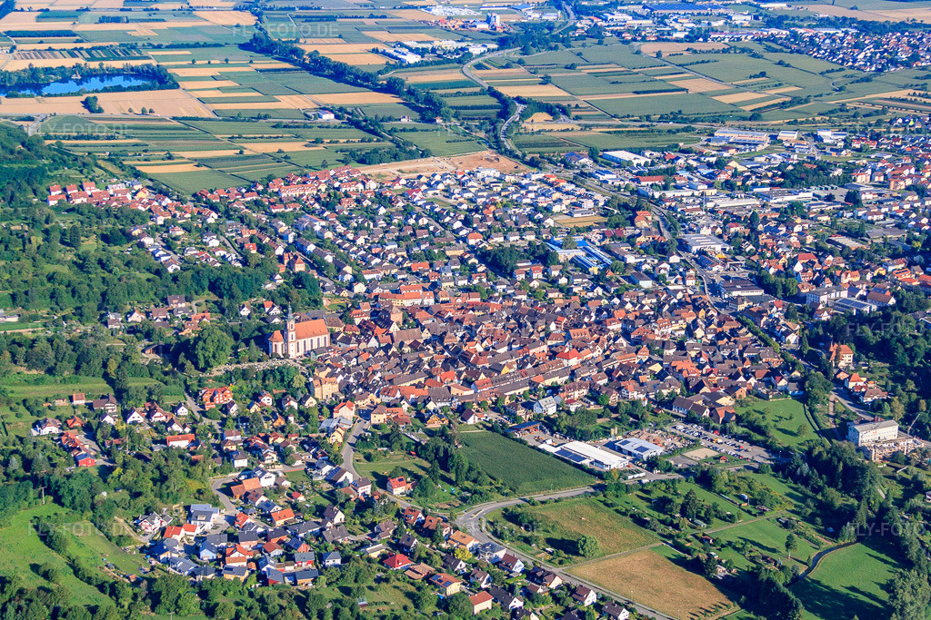 Luftbild: Stadtübersicht aus Südosten in Ettenheim im Bundesland Baden-Württemberg in Deutschland. Foto: IMG_59438.jpg vom 16.08.2013 durch Werner Riehm/FLY-FOTO.de