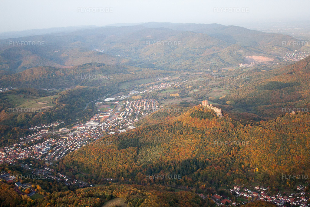 Luftbild: Annweiler, Burg Trifels, in Annweiler am Trifels im Bundesland Rheinland-Pfalz in Deutschland. Foto: IMG_54001.jpg vom 20.10.2012 durch Werner Riehm/FLY-FOTO.de