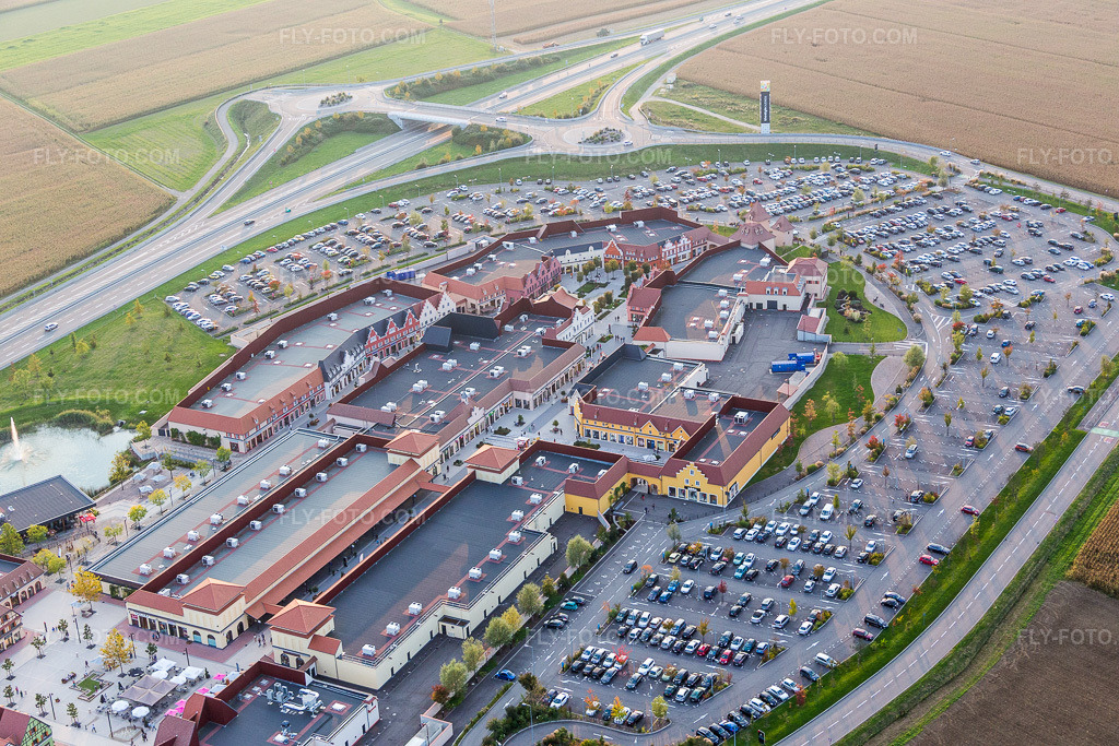 Aerial view: Shopping Center Roppenheim The Style Outlets in Roppenheim in the state Bas-Rhin, France. – Photo: IMG_074428.jpg taken on 10/04/2014 by Werner Riehm/FLY-FOTO.com – Resolution of the original: 5472 x 3648 px – The Style Outlets Roppenheim