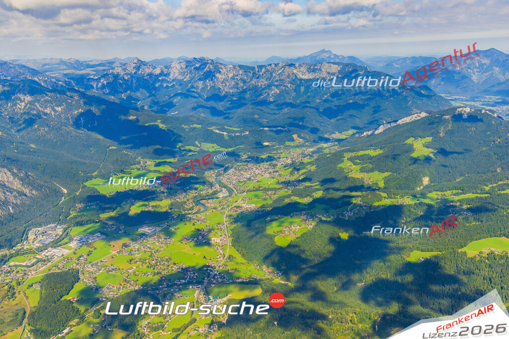 Luftaufnahme von Bad Goisern am Hallstättersee - Die Luftaufnahme wurde 2025 vom UL-Flugzeug heraus erstellt ( keine Drohne ) - Hochauflösende Luftaufnahme - für professionelle Ausdrucke geeignet. Die Geschenkidee !Mit Lizenz und Bildrechte bestellbar