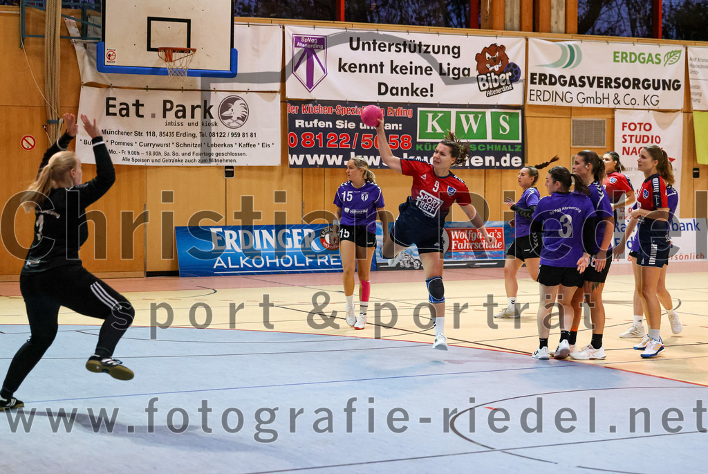 2022-11-19_023_SpVgg_Altenerding_gegen_HC_Donau-Paar | Erding, Deutschland, 19.11.2022:
Handball, Bezirksoberliga Frauen Altbayern 2022 / 2023, 5. Spieltag, SpVgg Altenerding gegen HC Donau/Paar, Endergebnis: 22:33

Torfrau Lara Kullmann (SpVgg Altenerding, #11), Lena Prem (SpVgg Altenerding, #15), Franziska Neumeier (HC Donau/Paar, #9), Katharina Künstner (SpVgg Altenerding, #3)

Foto: Christian Riedel / fotografie-riedel.net