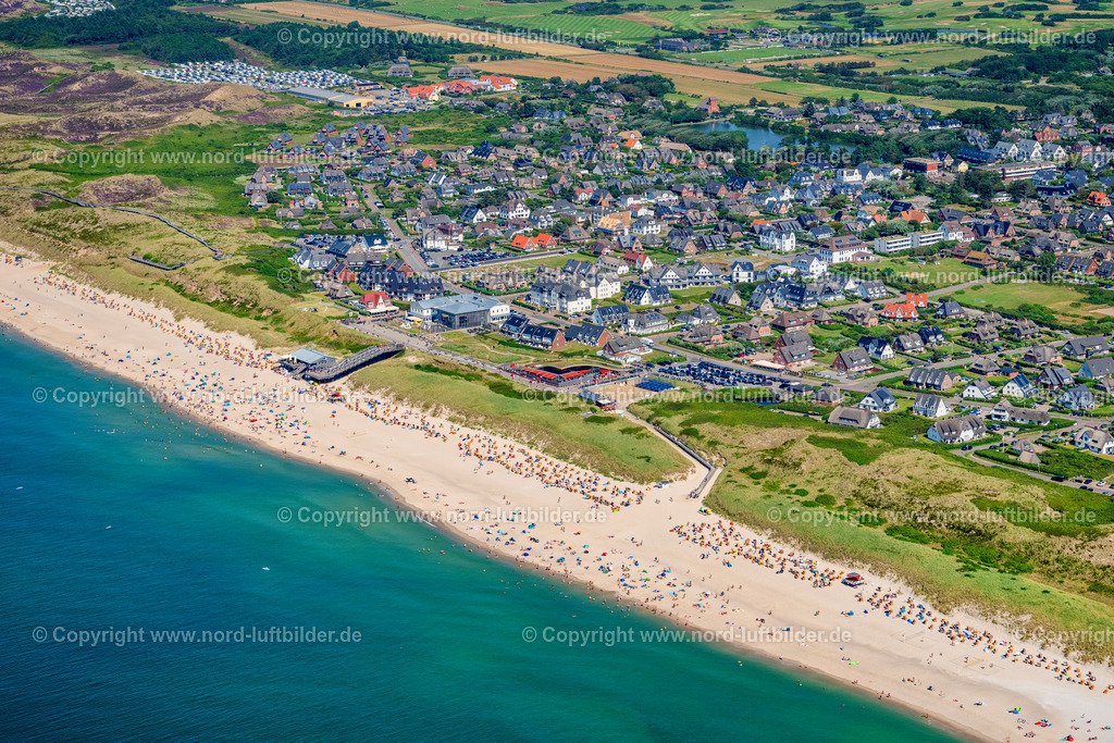 Sylt_Wenningstedt_Strand_Gosch_Treppe_ELS_0173130825 | WENNINGSTEDT (SYLT) 13.08.2025 Gebäude des Restaurant " Gosch " in Wenningstedt (Sylt) auf der Insel Sylt im Bundesland Schleswig-Holstein, Deutschland. // Building of the restaurant " Gosch " in Wenningstedt (Sylt) at the island Sylt in the state Schleswig-Holstein, Germany. Foto: Martin Elsen
