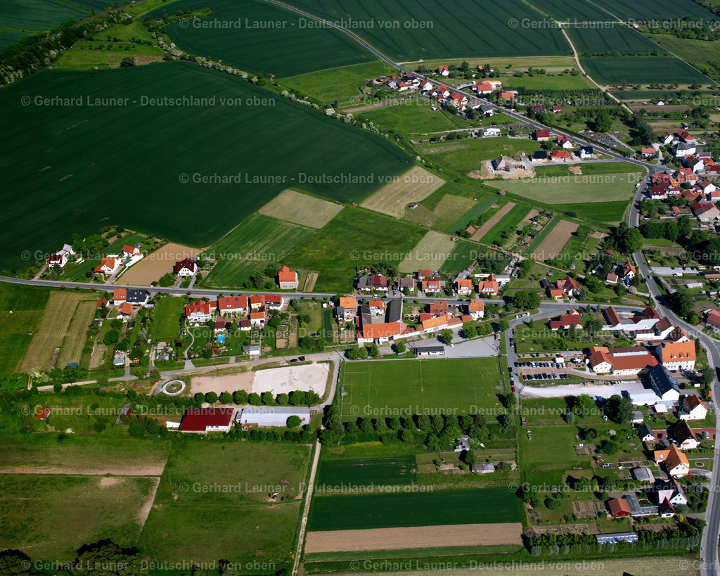 2634545 | SILBERHAUSEN 09.06.2006 Wald- Gebiete und Forstflächen umsäumen das Siedlungsgebiet des Dorfes in Silberhausen im Bundesland Thüringen, Deutschland // Village - view on the edge of forested areas in Silberhausen in the state Thuringia, Germany Foto: Gerhard Launer