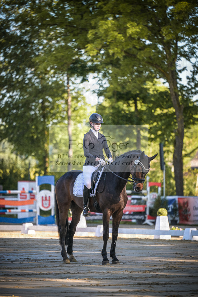 DOS_3594 | Entdecke hochwertige Reitturnierfotos von Foto Oger. Professionell, emotional und authentisch – jetzt Lieblingsmomente im Shop bestellen.Deutschlandweite Turnierfotografie. - Realisiert mit Pictrs.com