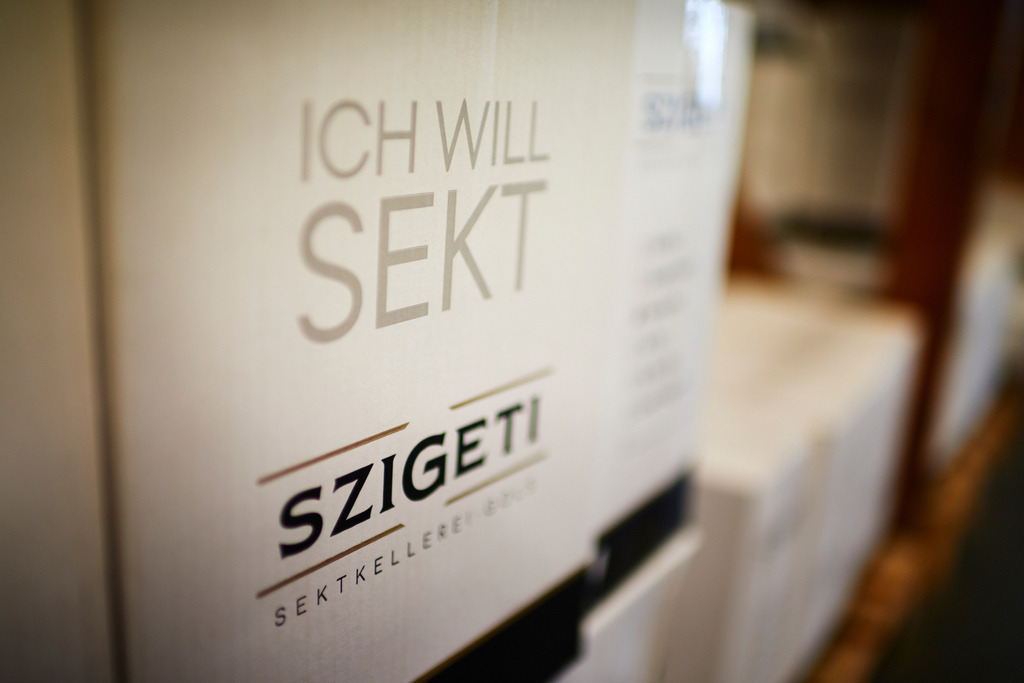 Sektkellerei Szigeti | Gols, Austria - February 19, 2018: Sektkellerei Szigeti; Blich auf eine Verpackung mit Aufschrift "Ich will Sekt". - Realisiert mit Pictrs.com