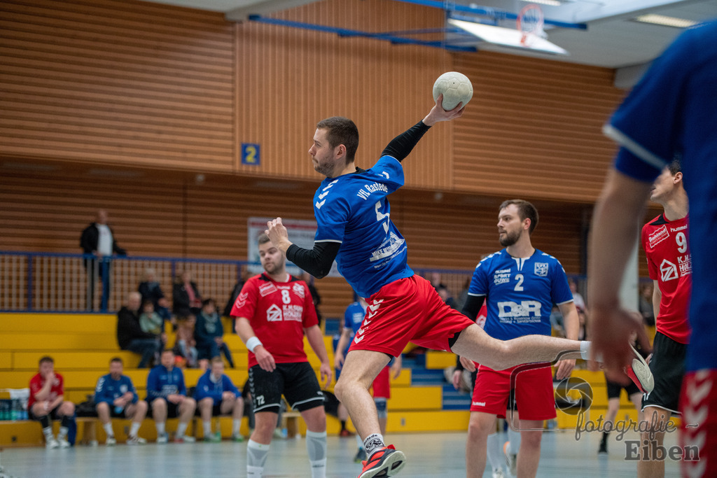 VfL Rastede-TvdH Oldenburg 2 | Landesliga Männer ;VfL Rastede (blau)-TvdH Oldenburg 2 (rot) am 15.04.2023 in Rastede (Mehrzweckhalle Feldbreite), Deutschland, Photo: Philip Eiben 2023 - Realisiert mit Pictrs.com