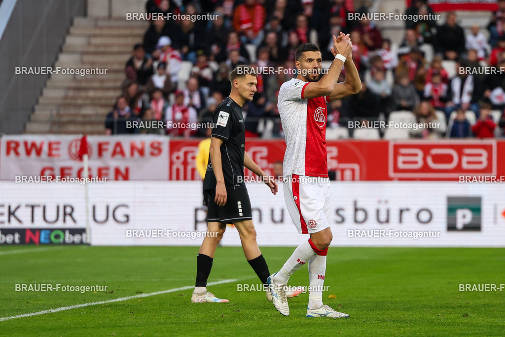 Rot-Weiss Essen - 1.Fc Schweinfurt | Essen, Deutschland, 02.11.2025 Klaus Gjasula  (Rot-Weiss Essen) klatscht in die Händewährend des 3.Liga Spiels zwischen  Rot-Weiss Essen und 1.Fc Schweinfurt am 02.11.2025 im Stadion an der Hafenstraße in Essen. (Foto von Timo Bluhmki-Schmidt/Brauer Fotoagentur