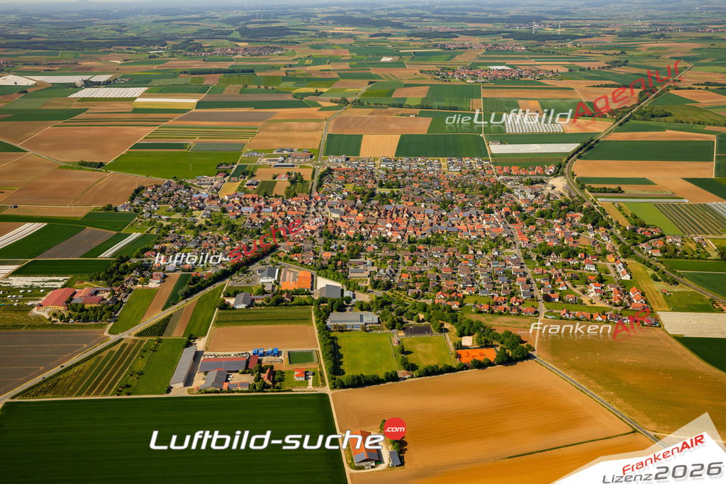 Das Luftbild zeigt  Bergtheim - Die Luftaufnahme wurde 2023 vom UL-Flugzeug aus erstellt ( keine Drohne ) - Hochauflösende Luftaufnahme - Für grossformatige Ausdrucke geeignet. Die Geschenkidee !Mit Lizenz und Bildrechte bestellbar