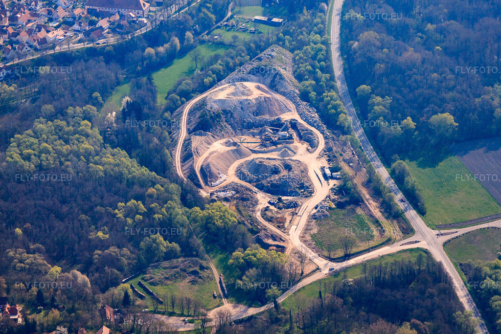 Vue aérienne: Sablières J. Leonhart - Plateforme recyclage de Lauterbourg à Lauterbourg dans le département Bas Rhin, France.Photo: IMG_63831.jpg prise le 30/03/2014 par Werner Riehm/FLY-FOTO.euRésolution de l'original: 4752 x 3168 pxWWW.LEONHART.FR