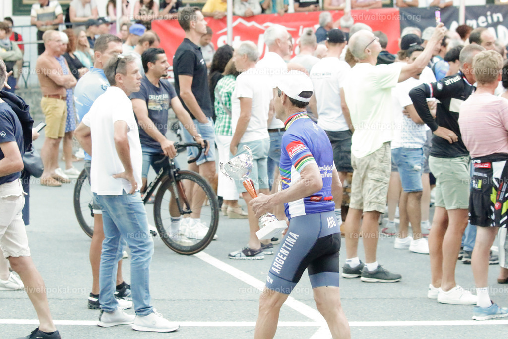 1469_20230817_Bewerb_Maenner_Muehlanger | AUT - OESTERREICH, 2023-08-16: SPORT RENNRAD-FAHREN - 55. INTERNATIONALER RADWELTPOKAL IN ST. JOHANN IN TIROL  - Vintage-Radrennen mit WM-Bronze-Medaillen-Siegerin Christina Schweinberger, den Teilnehmer und Alexander Baumann (vom Orginastions-Team) - TAG 2 BEWERB MAENNER IN SECHS GRUPPEN  ; Foto: Roland Muehlanger