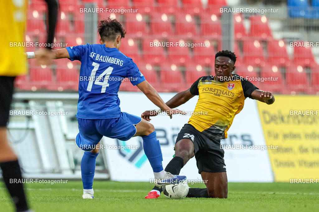 SB_KFCBAU_20250815_4544.JPG -  - KFC Uerdingen - SF Baumberg - Oberliga Niederrhein | Krefeld, Deutschland, 15.08.25: Shoyo Akaogi (SF Baumberg) und Kingsley Helmut Marcinek (KFC Uerdingen) im Kampf um den Ball während des Oberliga Niederrhein Spiels zwischen KFC Uerdingen - SF Baumberg in der Grotenburg Stadion am 15. August 2025 in Krefeld, Deutschland. (Foto von Stefan Brauer/Brauer-Fotoagentur)