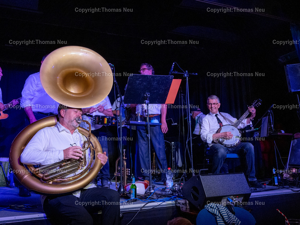 DSC_9810 | bbe, PiPaPo statt Sommerbühne, der Regen ließ das Konzert im Freien platzen und die Oroginal Blütenweg Jazzer  gastierten im Kelllertheater, im Vordergrund Frank Ebert am Sousaphon, rechts Bandleader Bruno Weis, ,, Bild: Thomas Neu