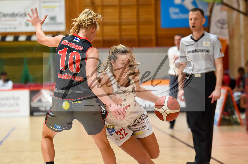 PANNOE20211010_020 | Basketball, Frauen: Elina Koskimies (Eigner Angels Noerdlingen) und Jill Townsend (GiroLive-Panthers Osnabrueck) im Zweikampf beim Spiel der Toyota DBBL zwischen GiroLive-Panthers Osnabrueck und Eigner Angels Noerdlingen im datos – home of the panthers am 10.10.2021 in Osnabrueck, Deutschland. - Realisiert mit Pictrs.com