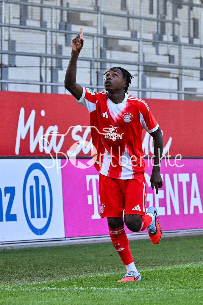 FC Bayern München U19 - SpVgg Unterhaching U19 | Jubel der Bayern nach dem Treffer zum 2-1 durch Aristide HENTCHO NSEKE (FC Bayern U19 #17) / Tor / Torschuetze / Freude / Happy / U19 DFB-Nachwuchsliga: FC Bayern München U19 - SpVgg Unterhaching U19; FC Bayern Campus am 10.08.2025