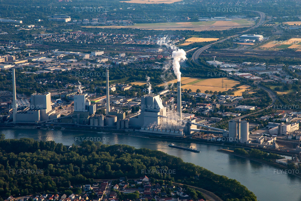 Luftbild: Großkraftwerk Mannheim GKM von Süden im Ortsteil Neckarau in Mannheim im Bundesland Baden-Württemberg in Deutschland. Foto: IMG_136855.jpg vom 24.06.2023 durch Werner Riehm/FLY-FOTO.deGrosskraftwerk Mannheim