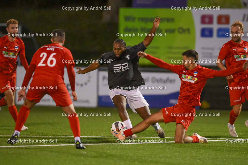 Inter Türkspor Kiel vs SSG Rot-Schwarz Kiel | Krenar Svirca (Inter #26) &amp; Eugen Halili (Inter #99) vs Chima Iheagwaram (Kiel #9) / Fußball-Landesliga Schleswig Männer 2026/2027 / Inter Türkspor Kiel vs SSG Rot-Schwarz Kiel / Hans-Mohr-Sportplatz (Kunstrasen) / Kiel / 25.09.26 - Realisiert mit Pictrs.com