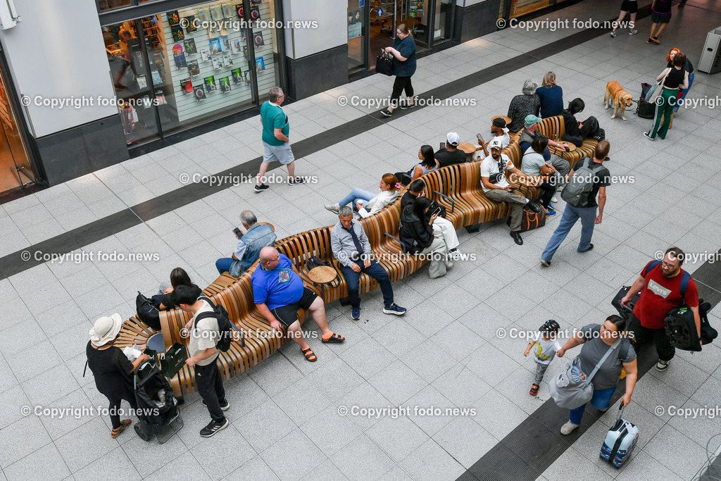 Deutschland_ Bayern_ Nuernberg_ 29.07.2025-4 | 29.07.2025, Deutschland, GER, Bayern, Nuernberg im Bild Bahnhof, Hauptbahnhof, Wartehalle, Reisende, Zug, Bahn, Gepaeck, Verkehr, oeffentlicher Verkehr, Nahverkehr, Menschen, Symbolbild, Feature