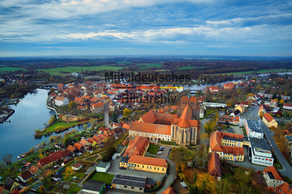 Havelberg_0019_GEN_1 | Havelberg ist eine historische Hansestadt und staatlich anerkannter Erholungsort im Nordosten von Sachsen-Anhalt, bekannt für ihren romanischen Dom und den jährlich stattfindenden Pferdemarkt. Die Altstadt liegt malerisch auf einer Insel in der Havel, kurz vor deren Mündung in die Elbe. - Realisiert mit Pictrs.com