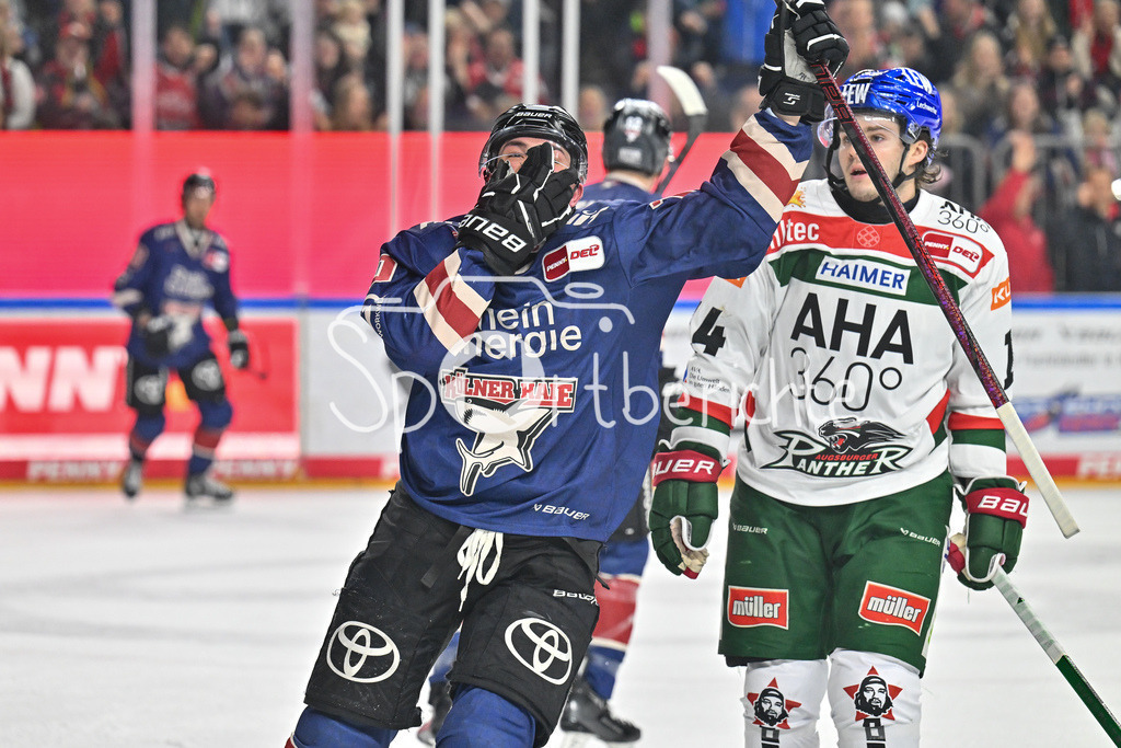 Kölner Haie - Augsburger Panther | Jubel der Haie nach dem Anschlusstreffer zum 1-2 durch Alexandre GRENIER (Koelner Haie #82) / Freude / Happy / tor / torschuetze / Justin SCHUETZ (Koelner Haie #10) / DEL: Koelner Haie - Augsburger Panther, Lanxess Arena am 05.01.2025