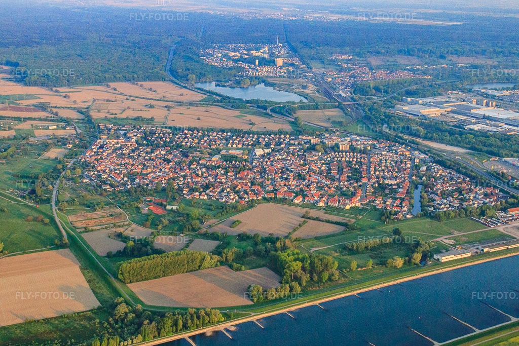 Luftbild: Ortsansicht am Rhein aus Osten im Ortsteil Maximiliansau in Wörth im Bundesland Rheinland-Pfalz in Deutschland. Foto: IMG_40241.jpg vom 22.04.2011 durch Werner Riehm/FLY-FOTO.deAuflösung des Originals: 4364 x 2909 px