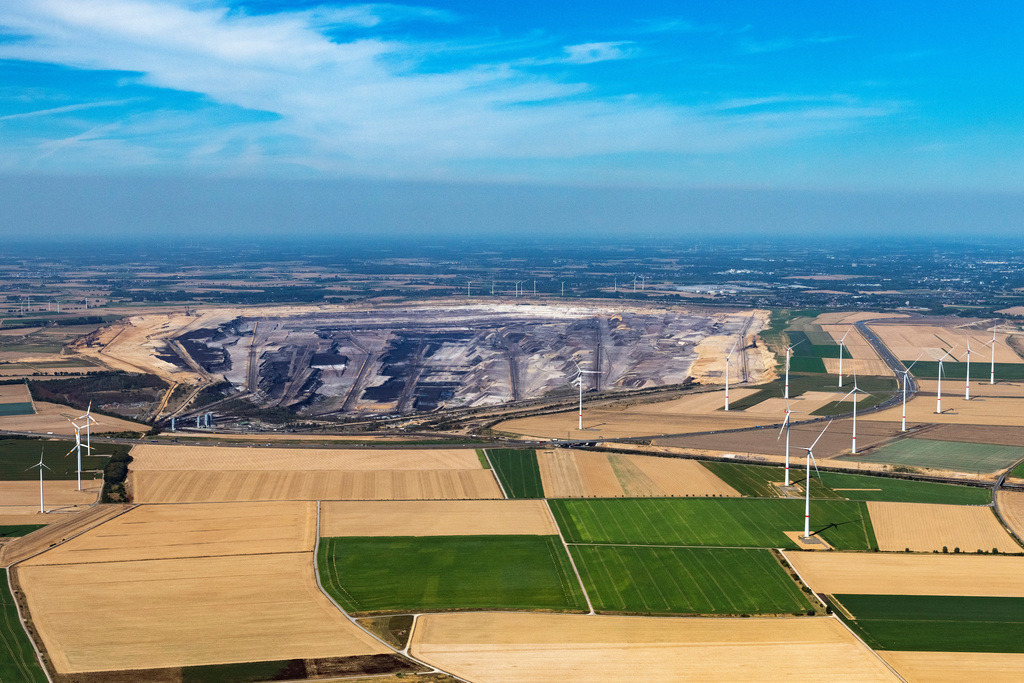 dr__0097910.jpg | GARZWEILER 25.08.2022 Gelände des Tagebau Garzweiler im Bundesland Nordrhein-Westfalen. Der Braunkohlentagebau im Rheinischen Braunkohlerevier, der aus den Abbaugebieten Garzweiler I ( früher: Großtagebau Garzweiler ) und II besteht und auch Grube Neurath genannt wird, wird von der RWE Power betrieben. 