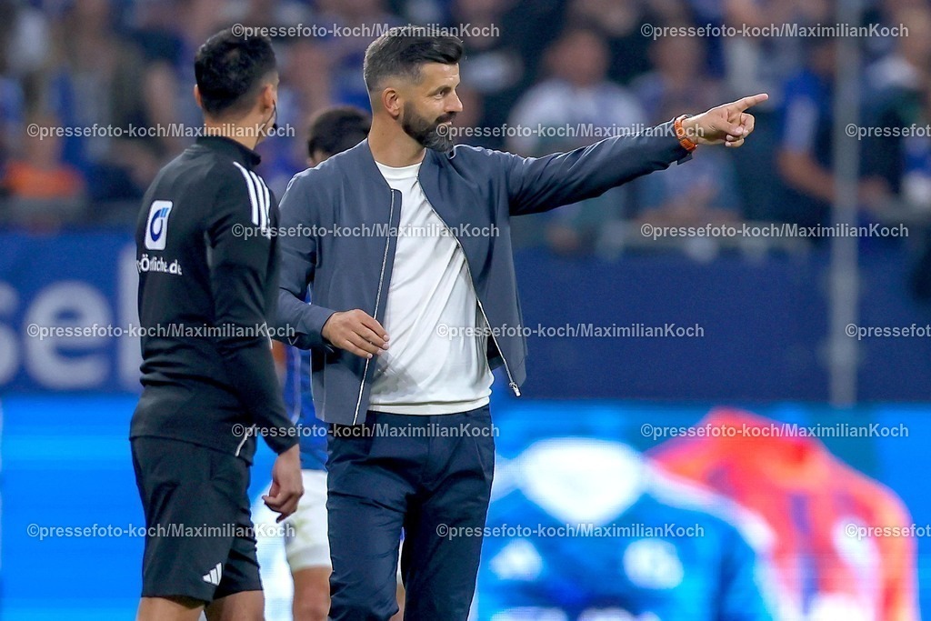 S0401082501077 | 01.08.2025, Fußball, FC Schalke 04 - Hertha BSC, 1.Spieltag, 2. Fußball Bundesliga, Veltins-Arena Gelsenkirchen, Saison 2025 2026: Cheftrainer Miron Muslic (Schalke04) gestikulierend am Spielfeldrand DFB regulations prohibit any use of photographs as image sequences and or quasi-video.