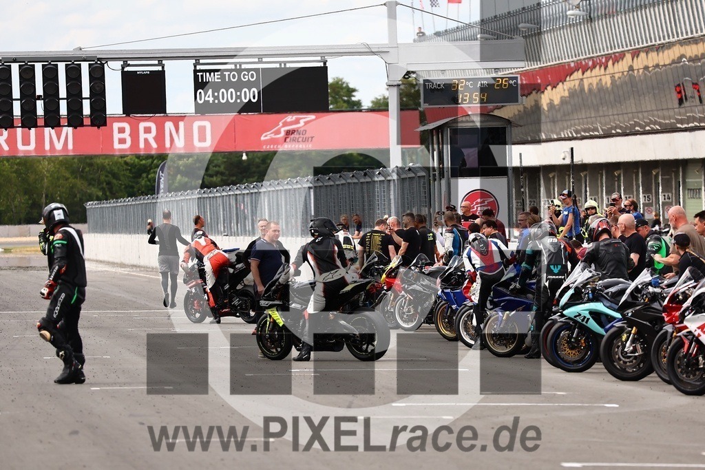 startendurance-20250830_07280 | Schöne Erinnerungen an spannende Momente - das festzuhalten ist unser Job. PIXELrace.de ist seit 2003 auf den Rennstrecken Europas unterwegs um die Action draußen beim Fahren und die wunderbare Stimmung imm Fahrerlager für euch einzufangen.