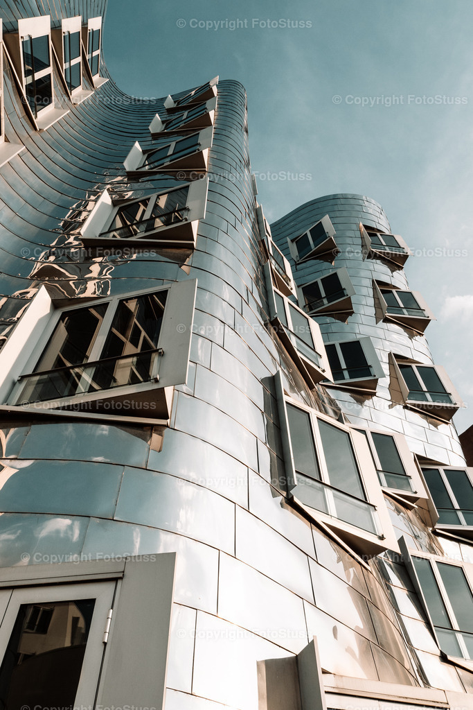 Detailaufnahme Gehry-Bauten | Eine Detailaufnahme der bekannten Gehry-Bauten in Düsseldorf, direkt am Rhein gelegen. - Realisiert mit Pictrs.com