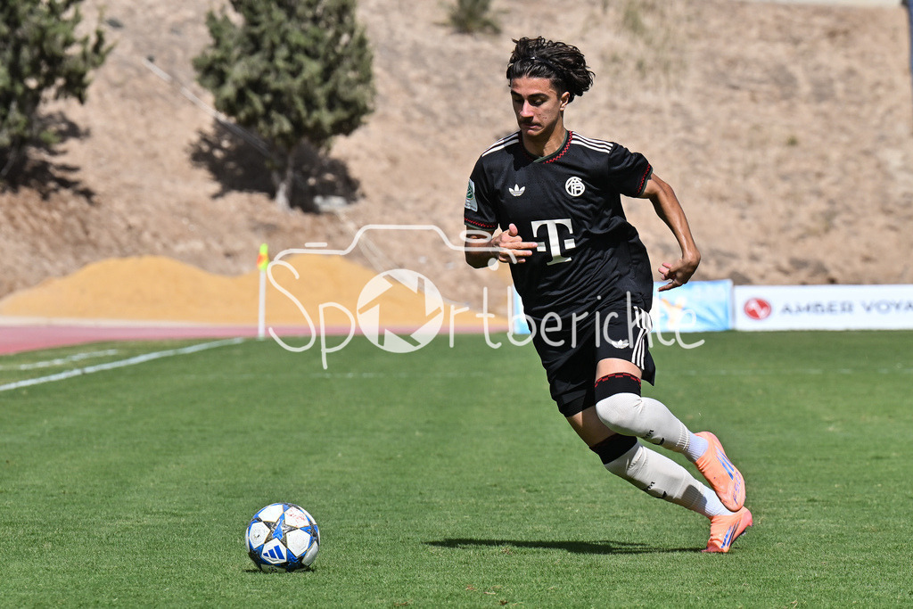 Papohs FC U19 - FC Bayern München U19 | am Ball Adin LICINA (FCB #7) / Einzelfoto / Freisteller / UEFA Youth League: Paphos FC U19 - FC Bayern München U19; Stelios Kyriakides Stadium am 30.09.2025