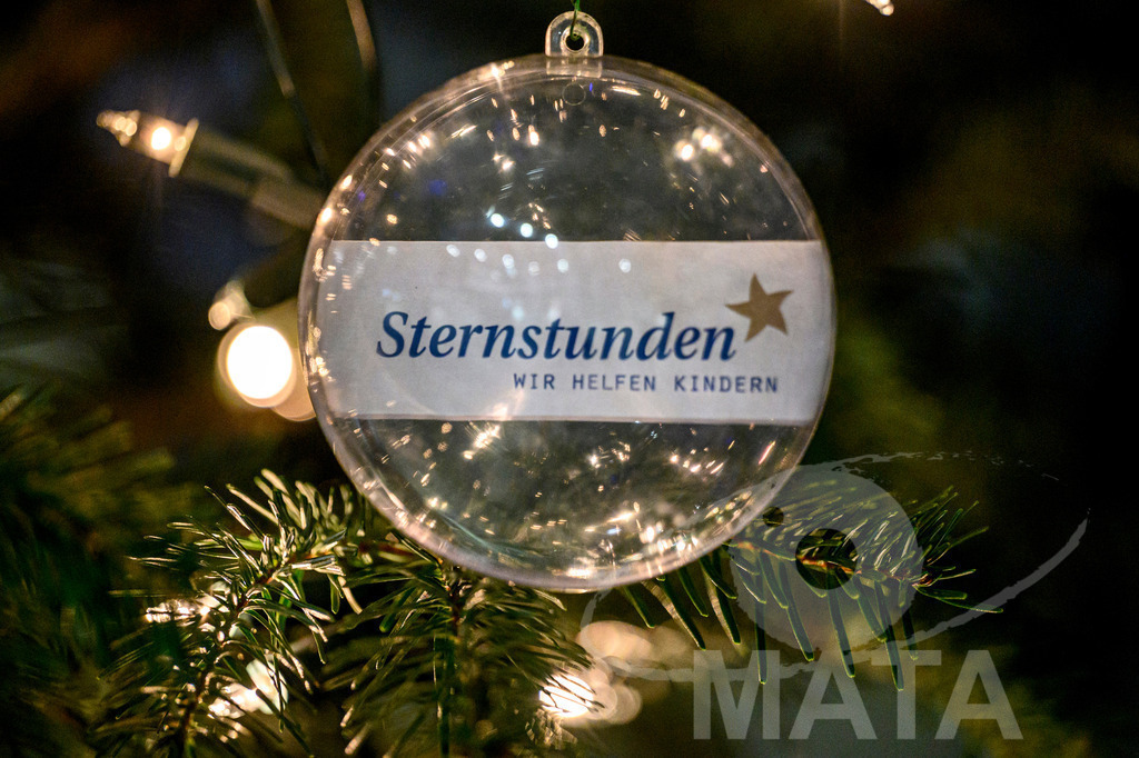 _DWI5948 | Sternstunden-Kügel am Weihnachtsbaum bei '30 Jahre Sternstunden-Gala 2023' in der Frankenhalle. Nürnberg, 15.12.2023 - Realisiert mit Pictrs.com